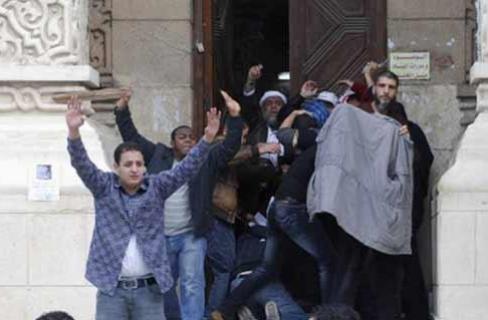 بالصور.. لحظات محاصرة مسجد “حلمي” بالشرقية