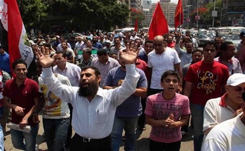 ألاف من المؤيدين يهتفون للرئيس مرسي أمام قاعة المؤتمرات