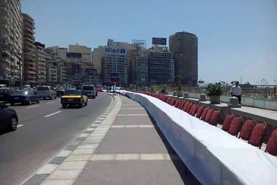 بالصور.. شباب ينظمون أطول مائدة إفطار على كورنيش الإسكندرية