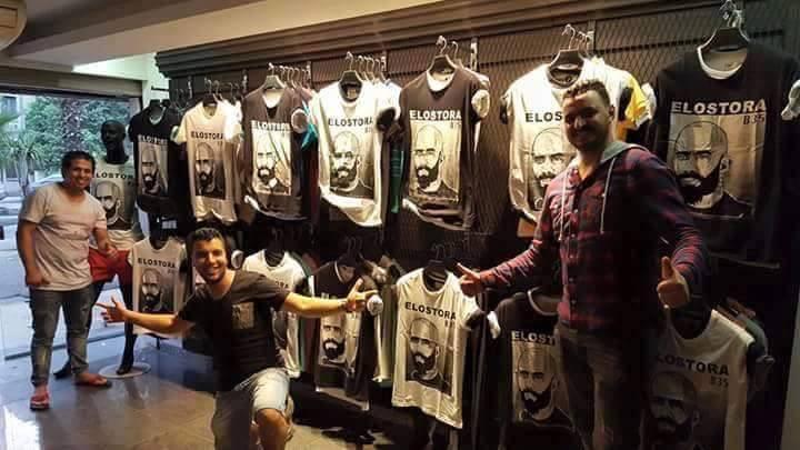 تيشيرت “الأسطورة”  يتسبب في جدل على مواقع التواصل الاجتماعي