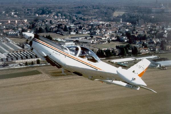 “أمريكية” تبدأ رحلة حول العالم بطائرة بمحرك واحد