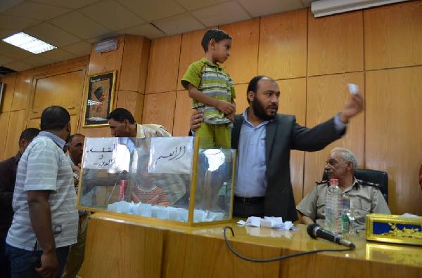 تسليم عقود 72 وحدة سكنية ضمن تطوير منطقة عشش محفوظ بالمنيا