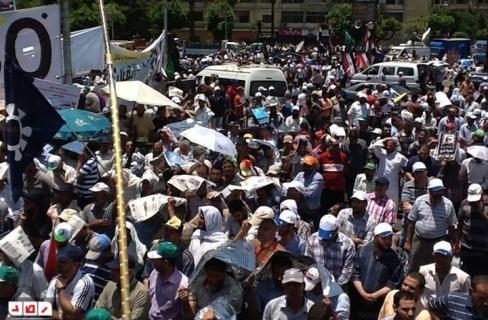 المئات يتوافدون على ميدان رابعة العدوية لدعم شرعية الرئيس