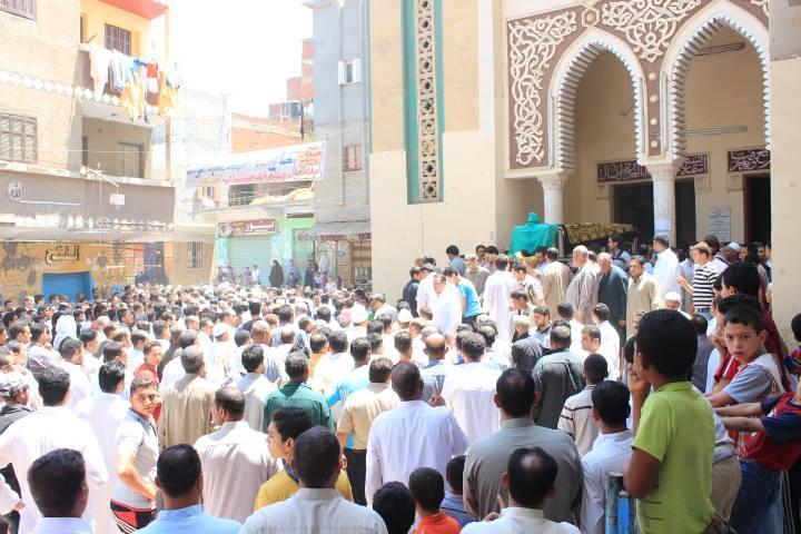 أهالي قرية شاوة بالمنصورة يشيعون القتيل الثاني