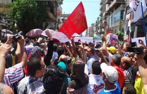 الآلاف في التحرير يطالبون برحيل الرئيس