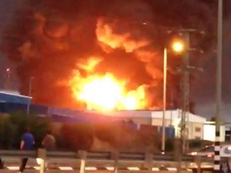 صور | صواريخ المقاومة تدمر مصنعا إسرائيليا بالكامل