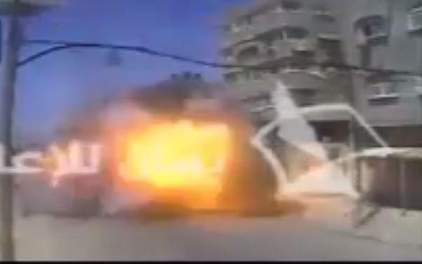 فيديو|كاميرات المراقبة تصور لحظة قصف سيارة بقطاع غزة