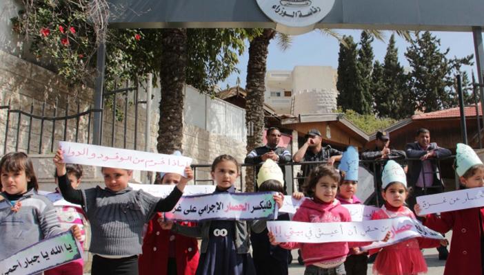 أطفال بغزة ينظمون وقفة تنديدًا بمنع إسرائيل وصول “أسطول الحرية 3”