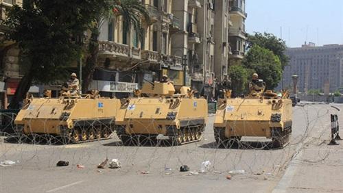 أمن الانقلاب يغلق “ميدان التحرير” بعد 3 انفجارات بمحيط الاتحادية