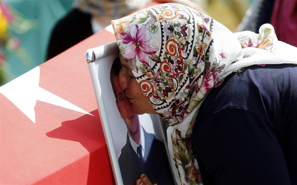 بالصور.. أهالي ضحايا تفجيرات مطار أتاتورك أثناء استقبال جثامين ذويهم