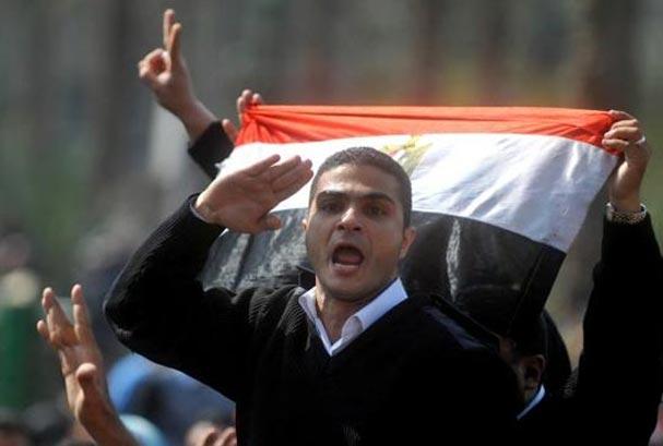 ضباط الشرطة يتظاهرون  أمام نادي الشرطة ويهتفون للسيسي