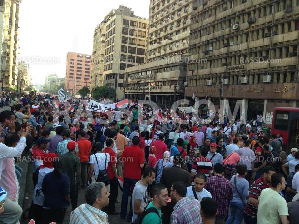 طائرة حربية تحلق فوق ” الاتحادية “والمتظاهرون يرحبون بها