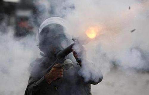 قوات الأمن تطلق القنابل المسيلة لفض اشتباكات بني سويف