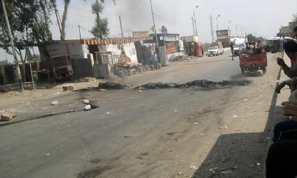 قطع طريق بنها -الزقازيق اعتراضًا علي مقتل شاب بالقرية