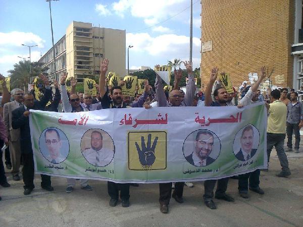 وقفة لأعضاء هيئة تدريس جامعة المنصورة للإفراج عن زملائهم