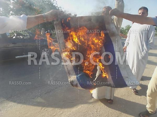 حرق علم الكيان الصهيوني تضامنًا مع “غزة” بـ”الشرقية”