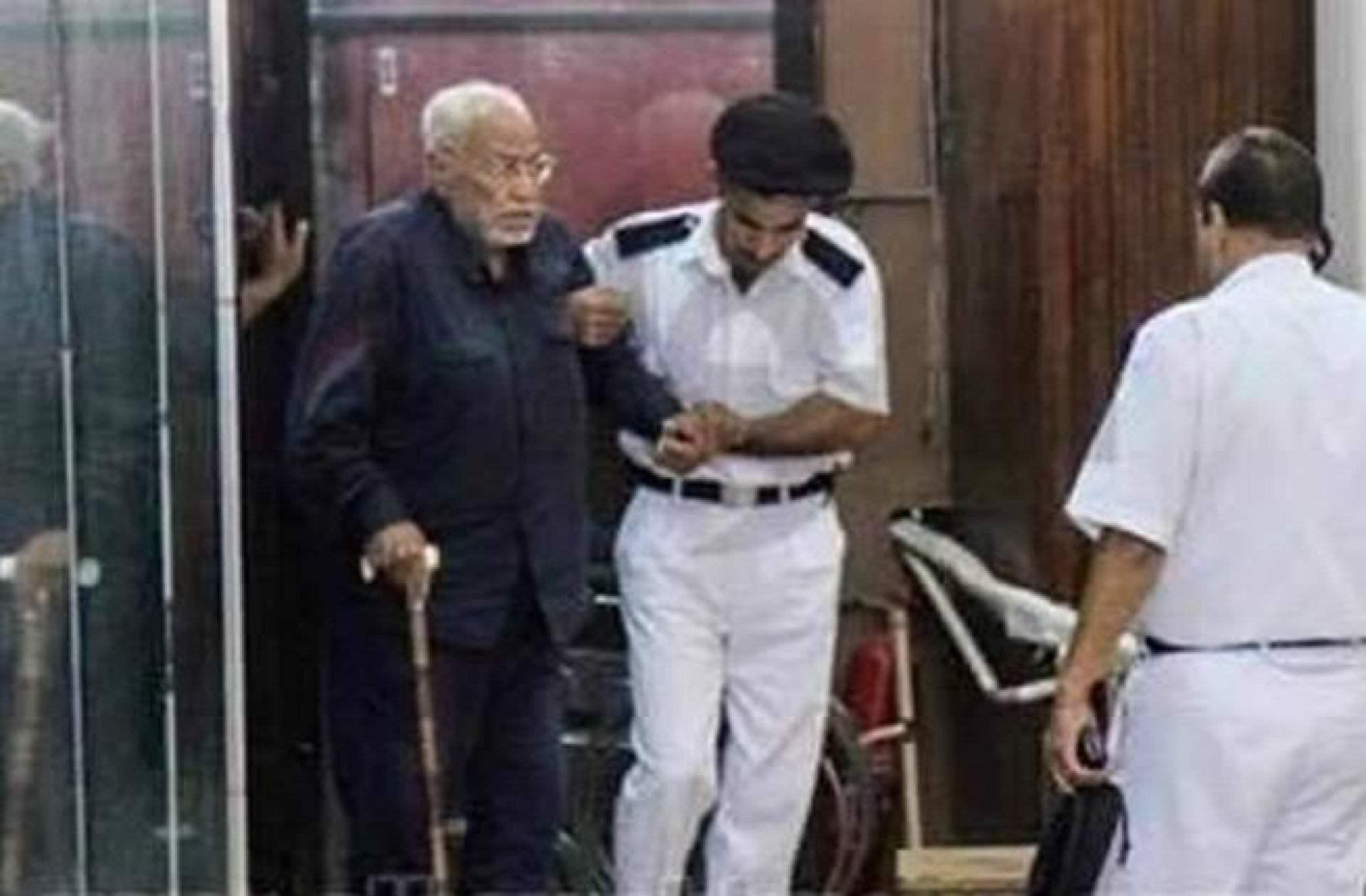 زوجة عاكف: «حالته الصحية متراجعة للغاية.. والداخلية منعتنا من زيارته»