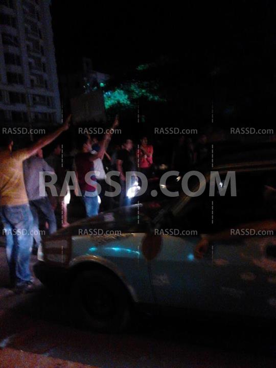 مجهولون يقطعون الشارع الرئيسي بالمقطم