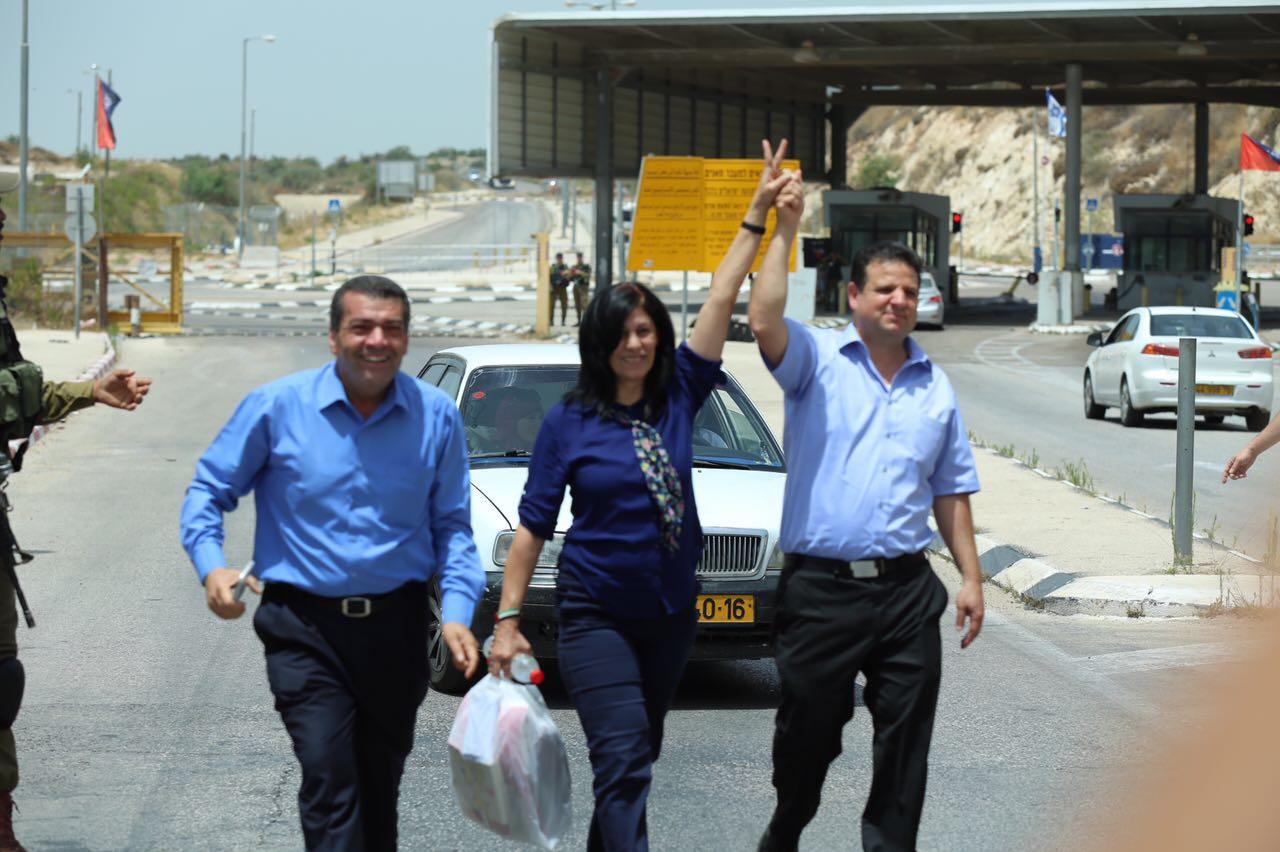 الجيش الإسرائيلي يعتقل ناشطة عضوًا بالمجلس التشريعي الفلسطيني