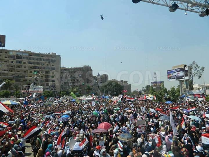 ثلاث طائرات اباتشي تحلق في سماء رابعة العدوية