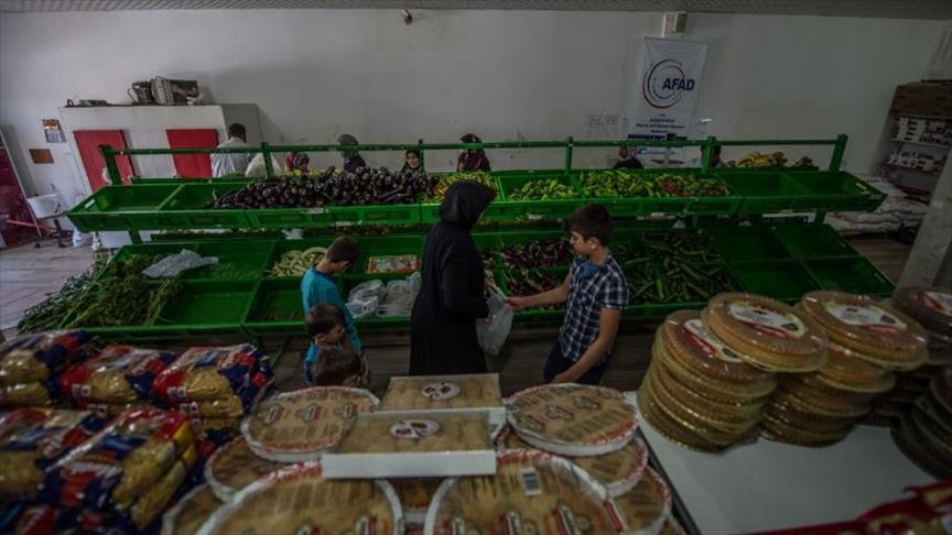 اللاجئون السوريون في المخيمات التركية يستعدون لاستقبال العيد