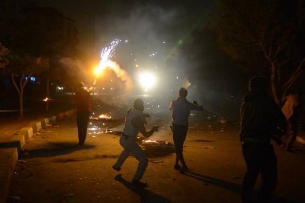 اقتحام الشرطة لميدان النهضة وطلق ناري وغاز على المؤيدين