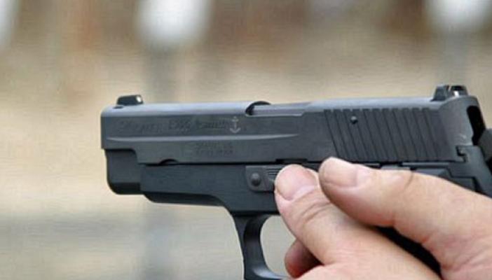 قوات الأمن تطلق النار على موظف ببني سويف وتتهمه بمحاولة تفجير قنبلة