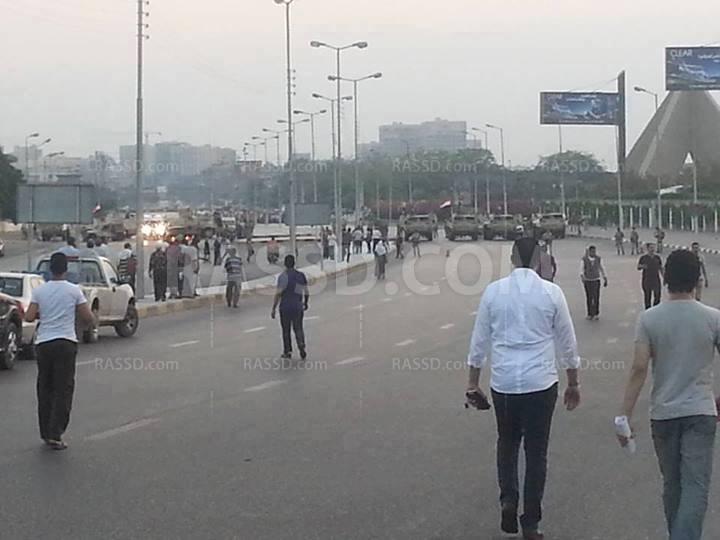 اليات عسكرية تتمركز بالقرب من “رابعة” قبيل بيان الجيش