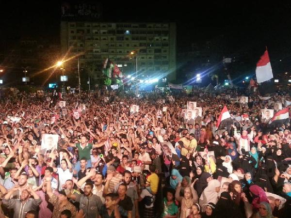 هجوم على معتصمي “رابعة ” بالمولوتوف والرصاص الحي أثناء صلاتهم