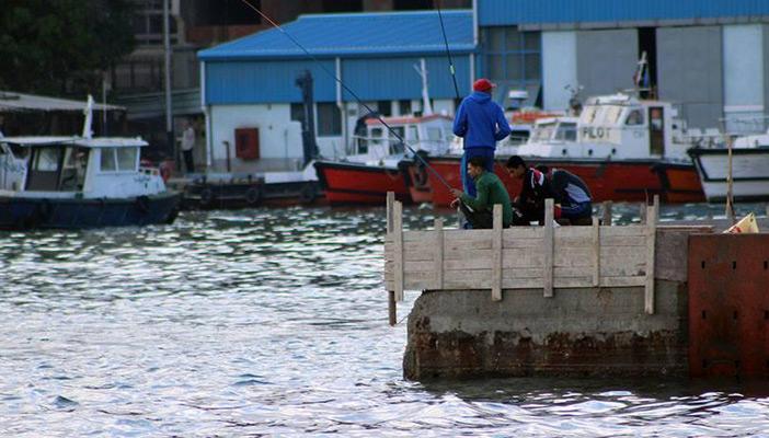 الصيد في بورسعيد.. هواية لتخفيف الأعباء اليومية