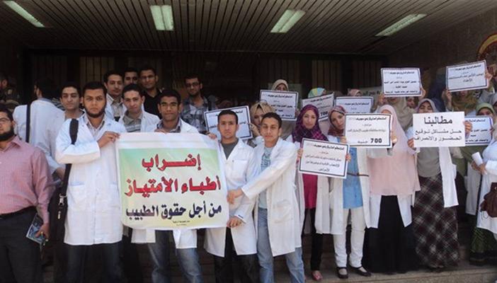 أطباء امتياز المنيا يواصلون Yضرابهم لليوم الثالث تضامنًا مع زميليهما