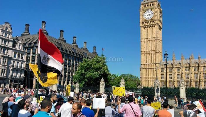 بالصور.. مصريون وبريطانيون يتظاهرون ضد السيسي في لندن