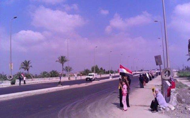 سلسلة بشرية بدمياط للتنديد بارتفاع أسعار الوقود