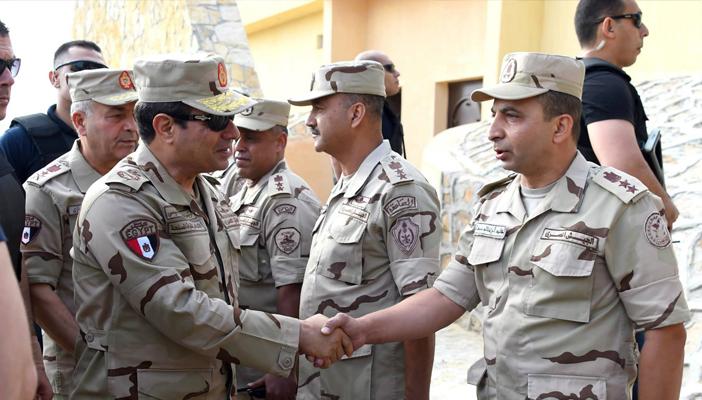 اصطحاب السيسي حرسه الخاص أثناء لقائه بالقوات في سيناء.. يثير التساؤل