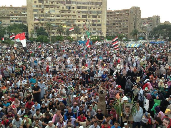 طائرة حربية تحلق في رابعة والمتظاهرون يستقبلونها بالاحذية