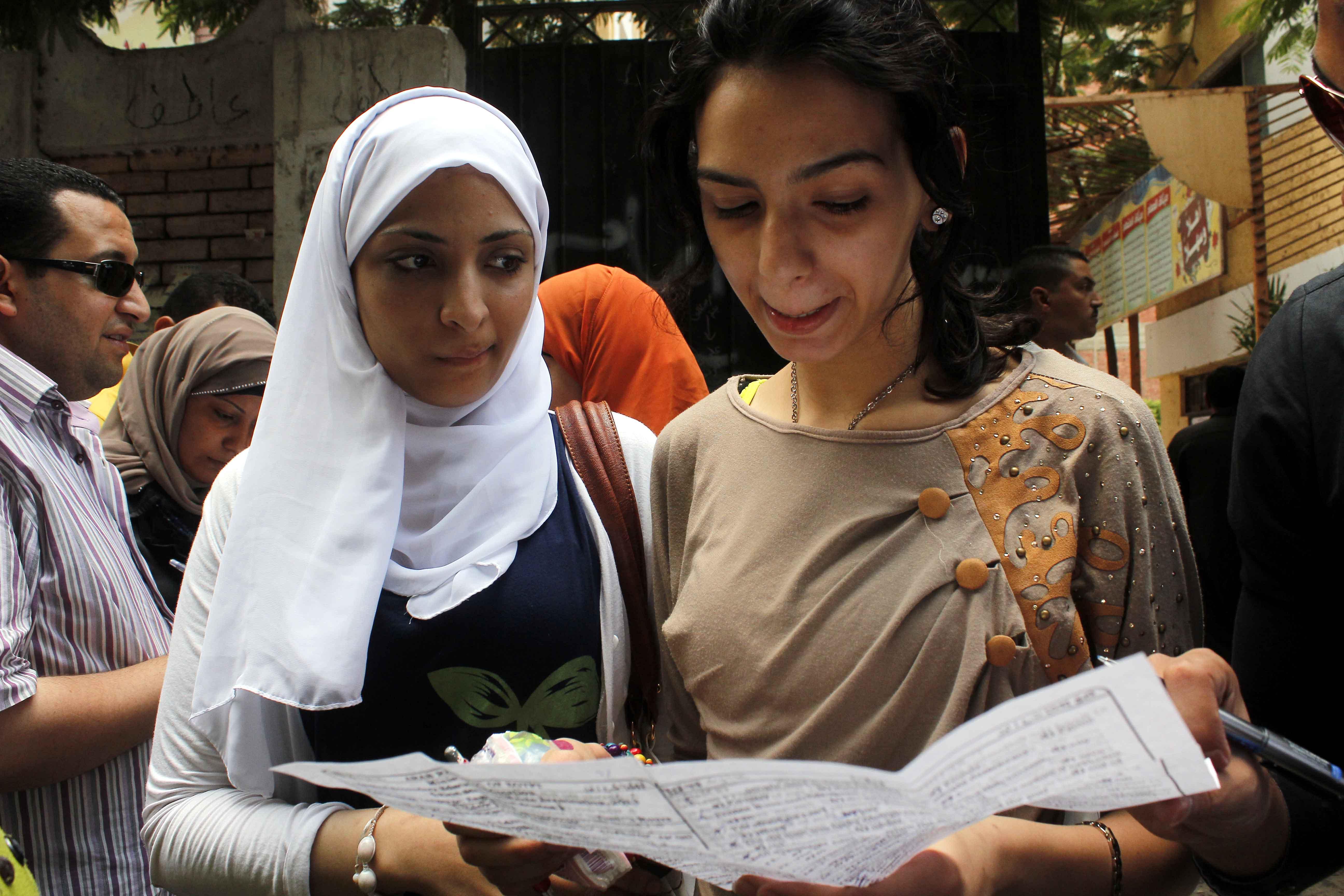 إلغاء امتحان طالبتي ثانوي بأسيوط في جميع المواد بسبب الغش بالمحمول