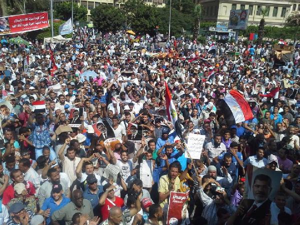 ملايين المتظاهرين يهتفون: “أصحي ياسيسي مرسي هو رئيسي”