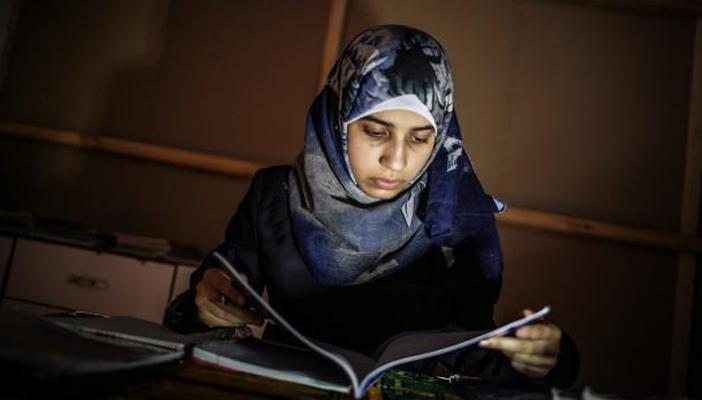 “حنان”.. من تحت الأنقاض تواجه الاحتلال بسلاح العلم وتتفوق في الثانوية