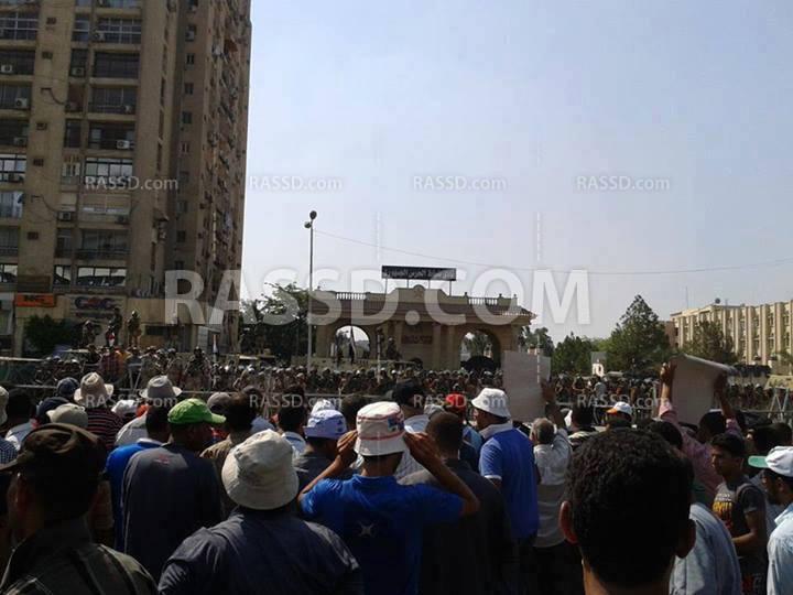 متظاهرون يقررون الاعتصام أمام دار الحرس الجمهوري