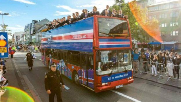 بالفيديو.. استقبال حار لمنتخب آيسلندا بعد خروجه من “يورو2016”