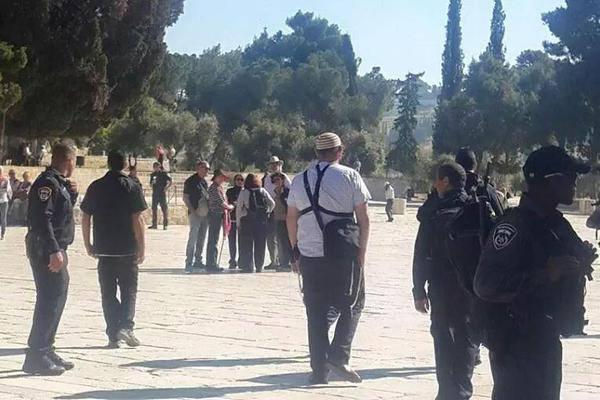 مستوطنون إسرائيليون يقتحمون المسجد الأقصى