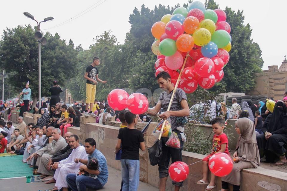 صلاة العيد..  تشديدات أمنية وظهور للإخوان.. النساء يصلون جانب الرجال