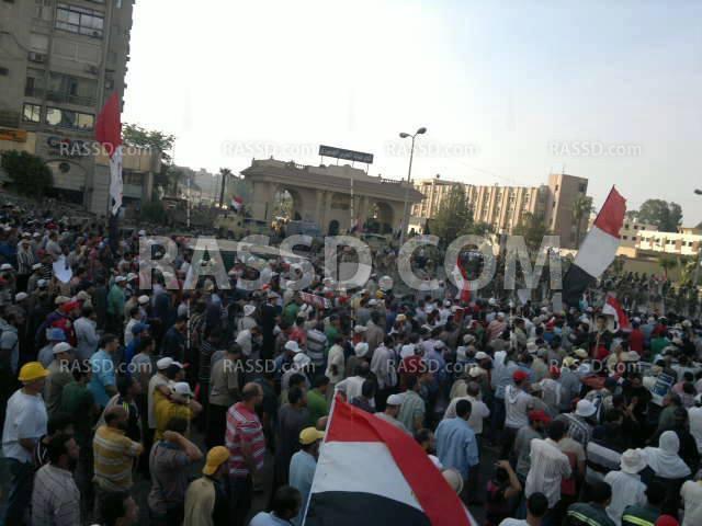 متظاهرو الحرس الجمهوري يجبرون ضابط شرطة على الاختباء