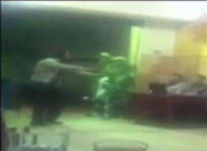 فيديو ساخر|ملتحي يقتحم قهوة بلدي ليبيع “متفجرات”