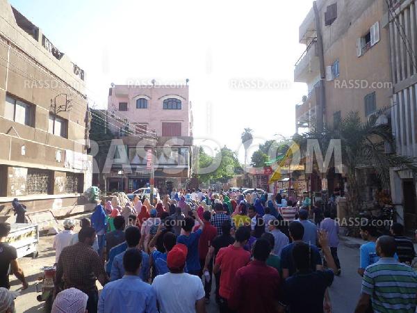 مسيرة بـ”بني سويف” منددة بحصار الداخلية لقرية”الميمون”