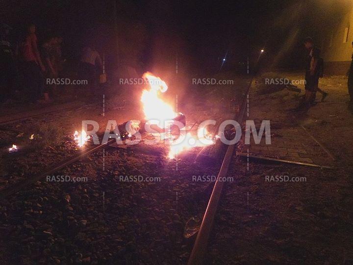 أهالي “الميمون” يقطعون “السكة الحديد” ردا على اعتداءات الأمن