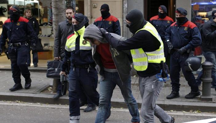 إسبانيا تعتقل امرأة بتهمة تجنيد فتيات لـ “تنظيم الدولة”