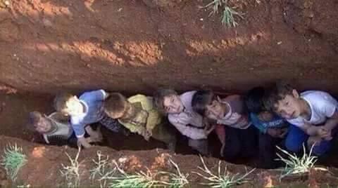 بالصور.. في عيدهم السادس تحت القصف.. أطفال سوريا يلهون بفوارغ الطلقات