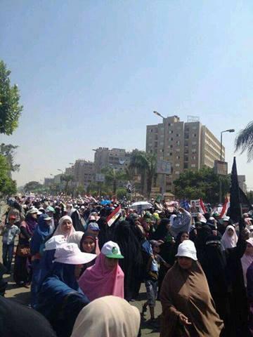 مسيرة  نسائية حاشدة بالآلاف تتجه للحرس الجمهوري