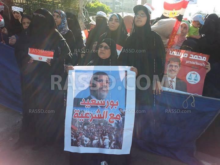 مؤيدو الشرعية يواصلون تظاهرهم  أمام مسجد التوحيد ببورسعيد